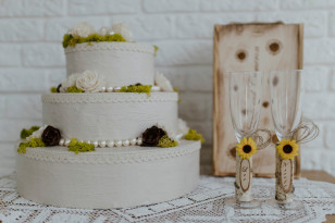 Personalisierte Hochzeitsgläser mit Sonnenblume Gravierte Sektgläser aus Birke